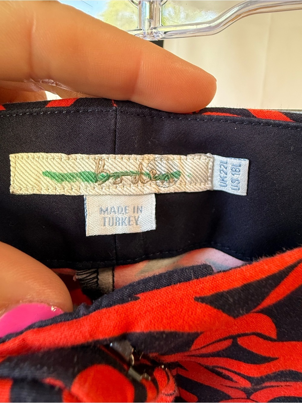 Boden women’s 18L chino pants trousers, red and blue print 29” inseam - Picture 2 of 3